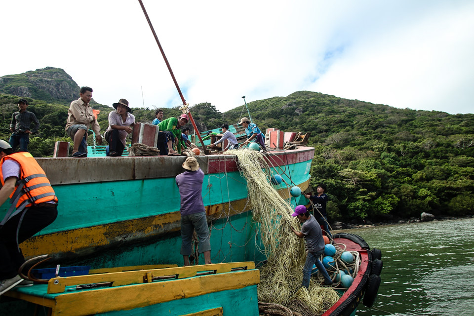12 tàu cá ở Côn Đảo bị bão số 16 đánh chìm và hư hỏng